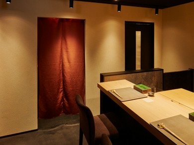 少人数での食事に。個室は2〜4名で利用でき2室完備