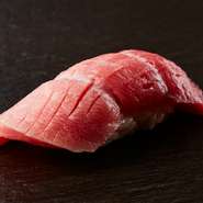 内容は当日の仕入れで変わります。
アレルギーなど苦手な食材は、事前にお知らせください。
※価格には消費税が含まれております。別途サービス料(10％)承ります。