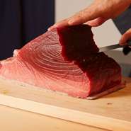 世界中から一級品の鮪が並ぶ豊洲市場で、自ら目利きし競り落とした鮪を使用。その鮪を捌き、柵にし、切りつけ、お客様の口に運ばれるまでの全工程で感想を伺いつつ、より良い提供ができるように研究を重ねています。