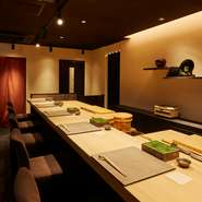 カウンター席では職人との会話を楽しんだり、個室では親しい人との食事を満喫したりしながら過ごすことができます。友人同士の食事会、接待、デート、家族連れなどさまざまなシーンで利用可能。