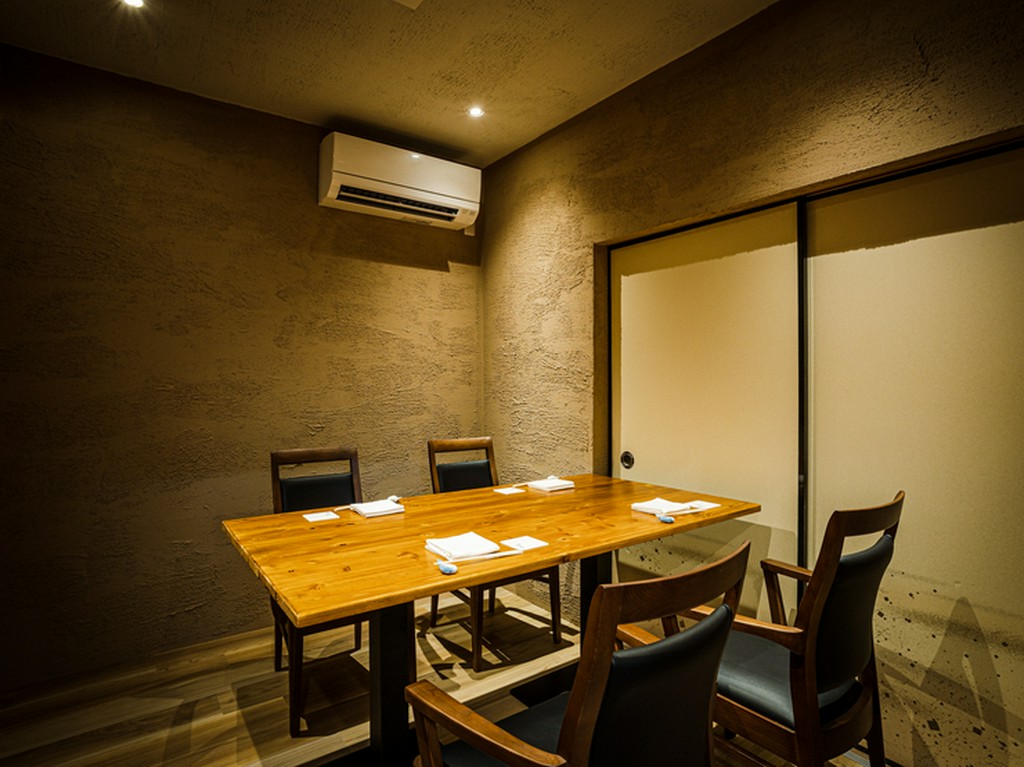 接待、記念日など大切な日に使いたい、落ち着きのある完全個室