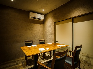 接待、記念日など大切な日に使いたい、落ち着きのある完全個室