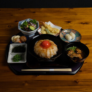 Limited quantity! Lunch Monday through Friday, 11:00-13:00 "Tora fugu tataki yukke set meal"