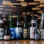 味の幅が広い日本酒。【しげろう】では、幅広い飲み口の銘柄が多数用意されています。そんな選りすぐりの日本酒を、最大限においしく味わえる日替わりの料理が堪能できます。