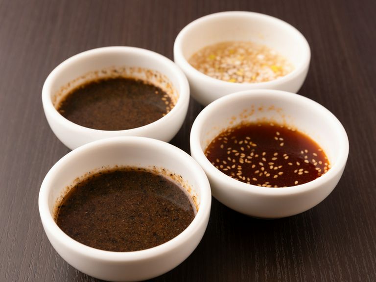 肉の旨さを引き立てる、「秘伝のつけだれ」は4種類用意