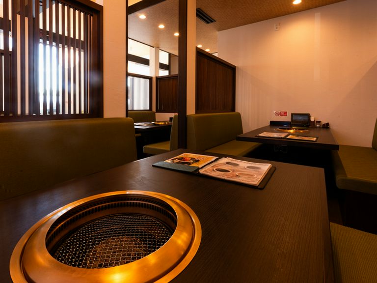 リラックスしながら食事ができる、清潔感のあるテーブル席