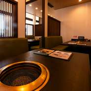 シンプルで落ち着きのある店内。清潔感のあるテーブル席では、シーン問わずリラックスしながら食事ができます。無煙ロースターを完備しているので、ランチや女子会でも安心です。