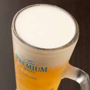 凍らせてキンキンに冷えたジョッキに注がれる生ビール。これが“おはる流”の提供方法です。おいしい焼肉に合うのはもちろん、大小選べる冷麺やユッケなど、どのメニューをも盛り立てます。