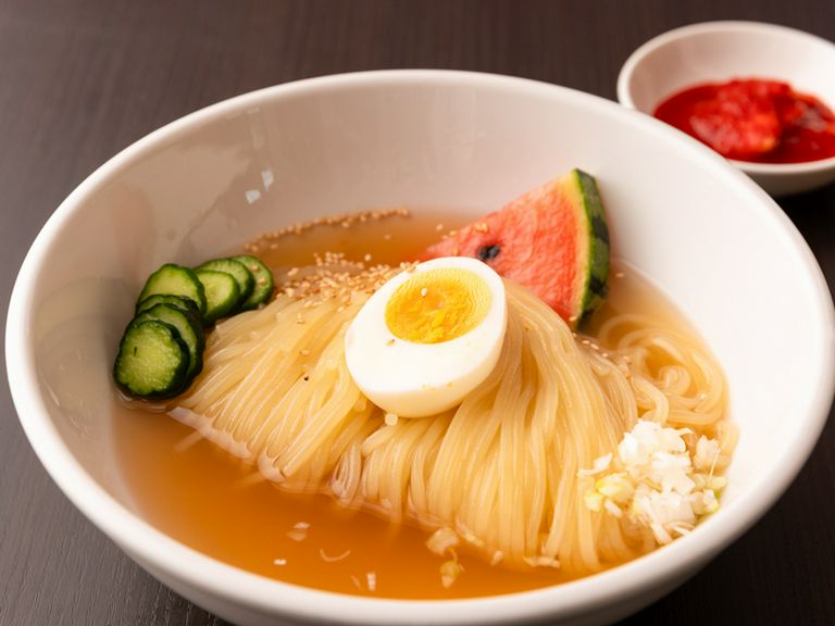 牛の旨みを抽出した自家製のスープは、コク深い味わい。人気の一品『おはるの冷麺』