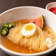 スープの味に負けないようにと、太さやコシなど試行錯誤しながらようやく辿り着いた特注麺を使用。牛の旨みを抽出した自家製のスープは、コク深い味わいです。スープ・麺にこだわり抜いた絶品冷麺です。