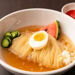 牛の旨みを抽出した自家製のスープは、コク深い味わい。人気の一品『おはるの冷麺』