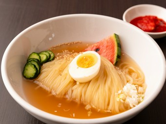牛の旨みを抽出した自家製のスープは、コク深い味わい。人気の一品『おはるの冷麺』