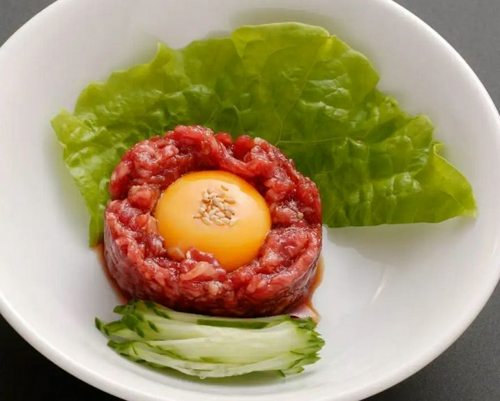 自家製の甘いもみだれで味付けした『桜ユッケ』