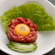 厳選した新鮮な馬肉を使用し、自家製の甘いもみだれで味付けした『桜ユッケ』。上に乗せた卵の黄身をかき混ぜて一口食べれば、トロッとしたまろやかな味わいと、馬肉の甘みや旨みが口いっぱいに広がります。