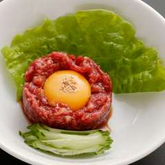 自家製の甘いもみだれで味付けした『桜ユッケ』