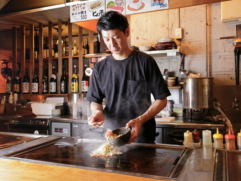 カウンター越しの会話とパフォーマンスでくつろぎの時間を演出
