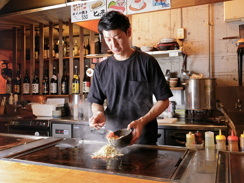 カウンター越しの会話とパフォーマンスでくつろぎの時間を演出