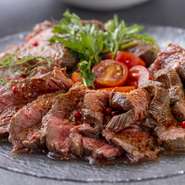 お肉の味を堪能できる人気のローストビーフは絶品！石川の名産である能登牛や、仕入れ状況により厳選した各地の特選牛をメインに、野菜は加賀野菜を中心に新鮮なものを使用しております。