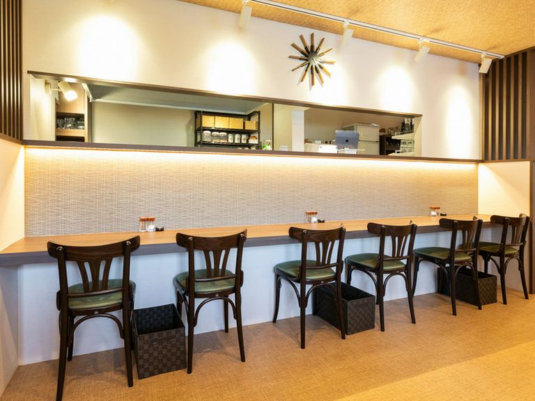 ホワイトベースの和モダンなカフェ&ダイニング