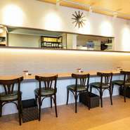 一面白い壁紙で明るく、心地の良い印象のある空間。靴を脱いで上がるスタイルなので、足元から開放的な気分に浸れます。一人でも気軽に足を運べるカウンターやグループで利用しやすいボックス席も完備。