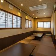 色彩にも細やかに心配りをされていて、店内の奥にある座敷席は暖色をモチーフとした落ち着ける空間です。すべての座席を利用すると、20名ほどまで着座可能。個室としても利用でき、足元もゆっくりくつろげます。