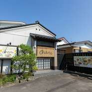 赤ちゃんや小さな子どもがいる世代もゆったりとした食事を楽しんで貰いたいという心遣いから、ボックス席や座敷席が設えられています。畳敷きならば、小さな子どもたちもリラックスできることでしょう。