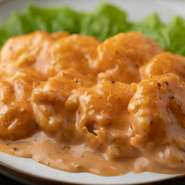 【おはる】のアイデンティティーを、しっかりと受け継いでいます。特製のソースにマヨネーズや調味料を加えたオリジナルテイスト。大振りな海老は食べ応えも十分。ビールやハイボールとの相性抜群です。