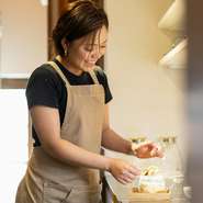 ゲストとスタッフという畏まった間柄ではなく、気軽に話せる「人」になれることが目標。ボリュームにもこだわり、一皿ずつ丁寧に盛付け。再び行きたくなる・落ち着けるという印象を持って貰えるように努めています。