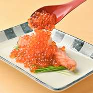 脂の乗った銀鮭にたっぷりのいくらと大根おろしを添えた贅沢な一品。銀鮭の旨味といくらのプチプチ食感が絶妙に絡み合い、大根おろしが全体をさっぱりと仕上げます。