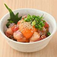 厳選した新鮮な海鮮を特製ダレで味付けしたユッケ。卵黄を絡めることで、濃厚な旨味が口いっぱいに広がります。お酒のつまみとしても最高の一皿。