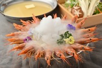 西京味噌スープに濃厚な海老味噌を溶け込ませた特製出汁で、生で食べられるぷりっぷりの赤海老をしゃぶしゃぶにしてください。提供時にはちょっとした演出がございます。