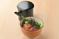 カツオと昆布の旨味を効かせた特製出汁に、新鮮な海鮮を乗せたお茶漬け。あっさりとした味わいの中に感じる海鮮の旨味が、食事の締めにぴったりです。