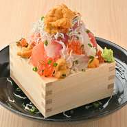 鮮度抜群の海の幸をふんだんに使用した贅沢な升寿司。いくらやマグロ、ウニなど色鮮やかな海鮮が一度に味わえる一品です。視覚的にも満足度抜群で、特別なひとときを彩ります。数量限定なのでお早めに！