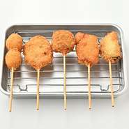 新鮮な海の幸と、揚げたてサクサクの大阪名物・串カツを、落ち着いた個室空間で楽しめる個室居酒屋。鮮魚のお造りは毎朝仕入れるこだわりの品、串カツは職人が絶妙な火入れで仕上げる本格派。