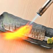 新鮮な〆鯖を香ばしく炙り、旨味を最大限に引き出しました。口の中で広がる脂の甘みと軽やかな酸味が絶妙に調和。お酒との相性も抜群の逸品です。