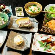 京都の契約農家の有機野菜や季節の鮮魚、店主にゆかりのある東北の「純粋赤豚」や「伊達鶏」などを使った天ぷらと純和食を味わえる。30種類のミネラル成分を含んだお水でつくった醗酵調味料なども。