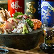 ゆったりと座れるテーブル席が並ぶ2階のフロアは、会社の飲み会や女子会はもちろん、大切な日の食事の席にも最適。飲み放題付きのコース料理で、炉端焼きの魅力を満喫できます。26名までの貸切利用も相談可能です。