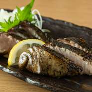 その日の朝獲れたての鮮魚を藁で芳ばしく炙った逸品です。定番の鰹を中心に鰆や鮭など、旬の魚介を厳選。塩かポン酢で、魚介の旨みをそのままにいただきます。