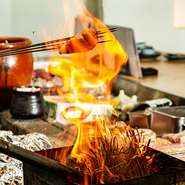 大きな特選の国産とろ鯖を丸ごと使った、炭火焼き。肉厚でふっくらジューシーな味わいは、日本酒とも相性抜群です。一度食べるとやみつきになるはず。