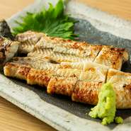 仕入れにこだわった良質な鰻を熟練の焼き師が丁寧に焼き上げた、人気の一品。素材が持つ旨みやコクが口の中いっぱいにふわっと広がります。