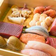 札幌中央市場から仕入れる魚介類は、店主自ら出向いて目利きをすることも。季節ごとの新鮮な魚介類を前に、おいしさのイメージが膨らみます！ネタのおいしさを引き出す店主の腕前に、きっと魅了されるはず。

