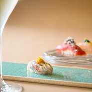 カウンター席は6席あり、メニューもわかりやすく価格もリーズナブル。初めてのカウンター寿司でも心配なく来店できます。お寿司の味わいはもちろん、ゆったりとしたつくりとオシャレな雰囲気はデートにぴったり。
