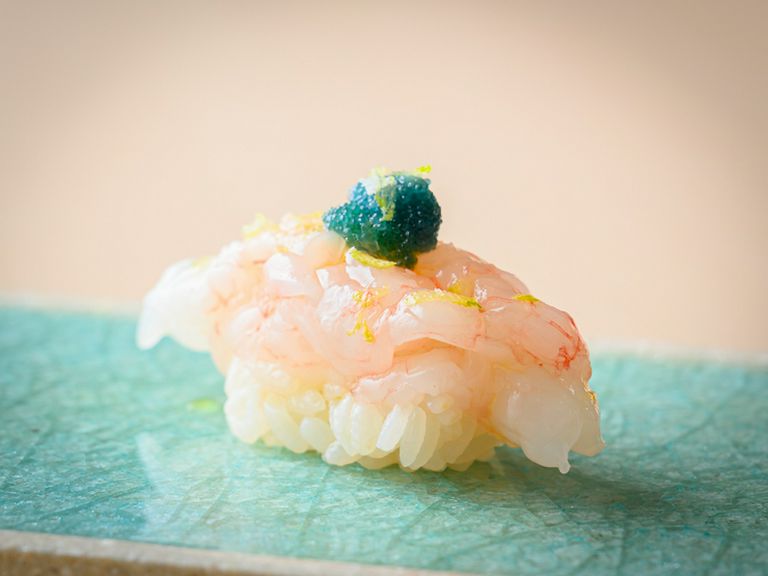 彩りも美しく、濃厚な味わい『甘海老の握り』