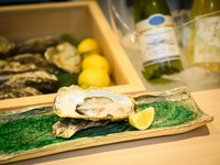 一年通して北海道のさまざまな牡蠣を入荷。一つのブランドではなく、色々な牡蠣を召し上がれ。