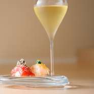 新鮮な魚介に丁寧な手仕事を加えた握り寿司。そのお寿司にぴったりな店主厳選のワインを合わせれば、おいしさは何倍にも広がります！銘柄は常時かわり、その時にしか飲めない貴重な一本もあるのでお見逃しなく。