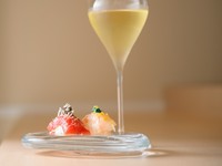 新鮮な魚介に丁寧な手仕事を加えた握り寿司。そのお寿司にぴったりな店主厳選のワインを合わせれば、おいしさは何倍にも広がります!銘柄は常時かわり、その時にしか飲めない貴重な一本もあるのでお見逃しなく。