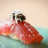 季節ごとに地域を変えて上質な本鮪を入手。信頼できる業者の目利きもおいしさへの大きな力です。ワインに合わせ、漬け鮪に黒オリーブの微塵切りと山ワサビを添えて。口の中いっぱいに鮪の旨みが広がります。
