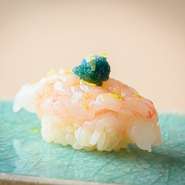新鮮だからこそ味わえる卵をのせた、とろけるような濃厚な味わいの甘海老。塩とオリーブオイル、黄色のすだちで爽やかなアクセント。そのままいただきます。