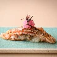 サーモンなど、脂ののりが良い魚を中心に握る、炙り魚の握りも店主自慢の味わいです。サーモンはあえて脂の多いお腹の部分のみを使い、塩とレモンでそのままいただきます。炙りの香ばしさも加わって至福の逸品に。