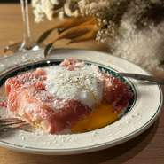 イタリアの郷土料理のカロッツァを【accent】風にアレンジ。カロッツァの上に生ハムと温泉玉子をオン！最後にペコリーノチーズをたっぷりかけました。